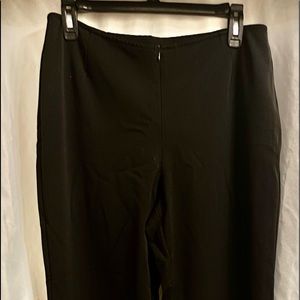 Pantalón negro con flores bordadas